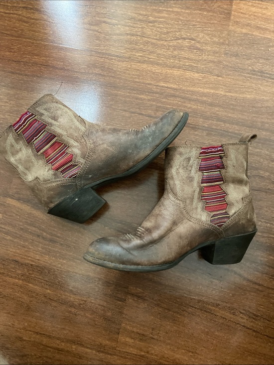 Ariat Shoes - Ariat Embroidered Ankle Boots Sz 7